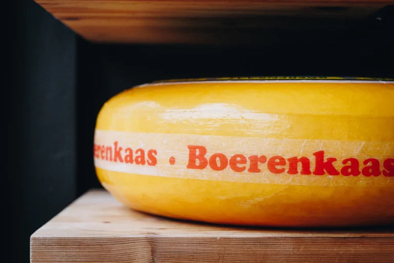 Een wiel boerenkaas op de plank