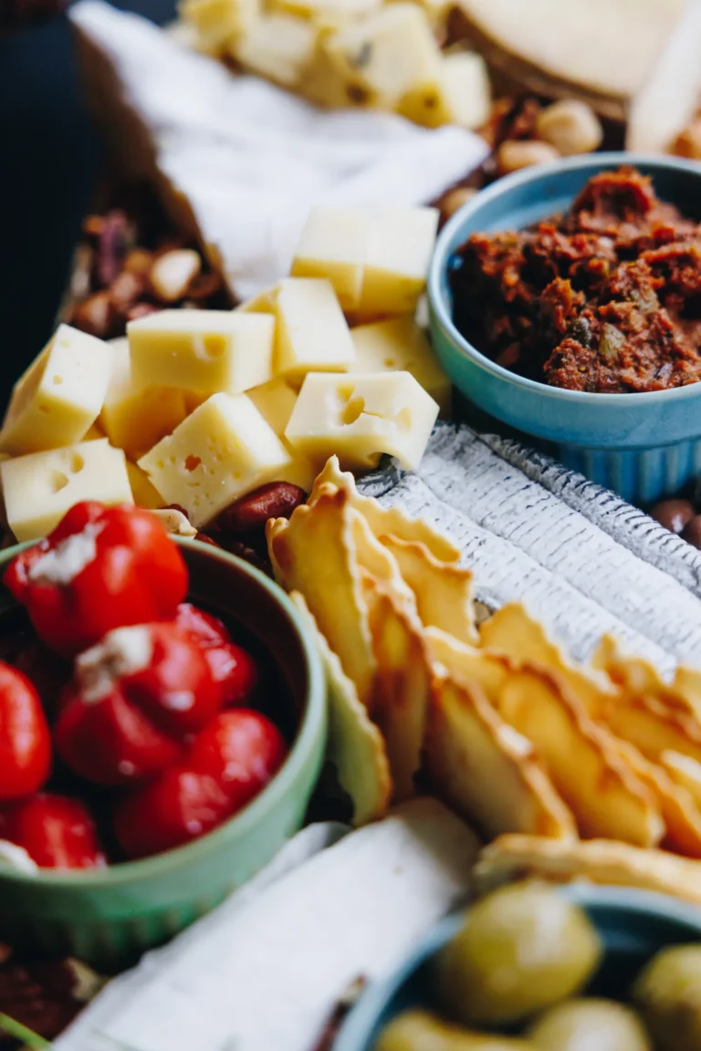 Detail van een borrelplank met kaas en paprika's
