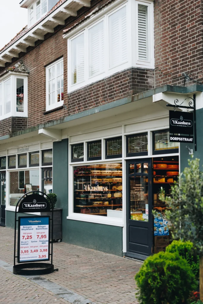 De winkel van 't Kaashuys aan de Dorpsstraat 103 in Zoetermeer