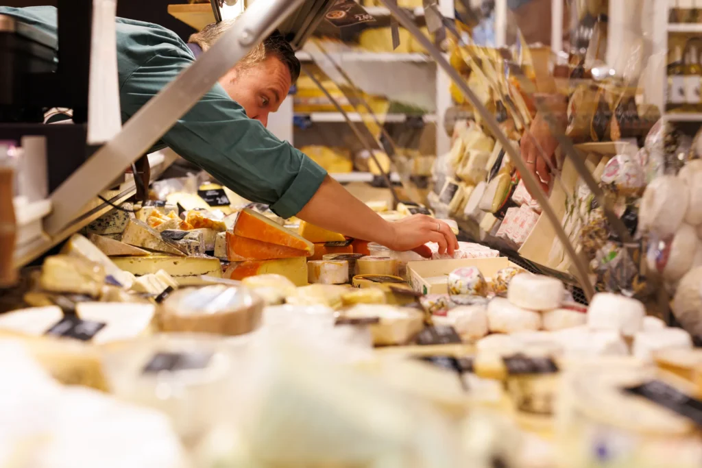 Mike pakt een kaas uit de vitrine