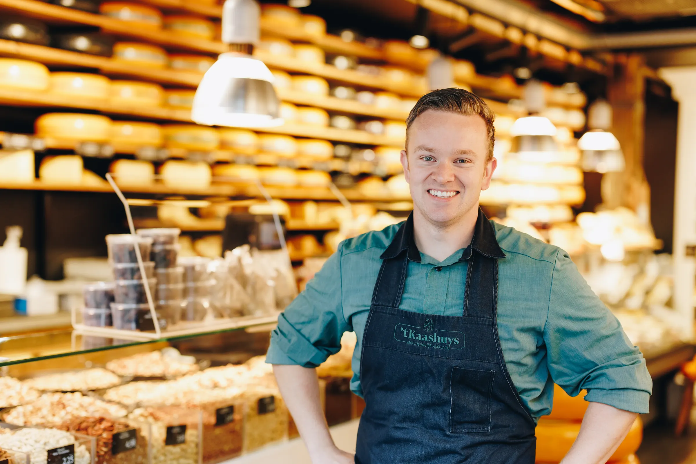 Mike Sturm, eigenaar van 't Kaashuys, in de winkel aan de Dorpsstraat