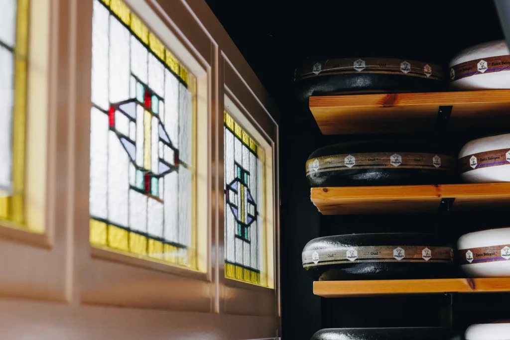 Kaaswielen op de plank bij de glas-in-loodramen