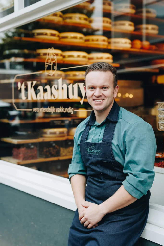 Mike Sturm bij de etalage van 't Kaashuys