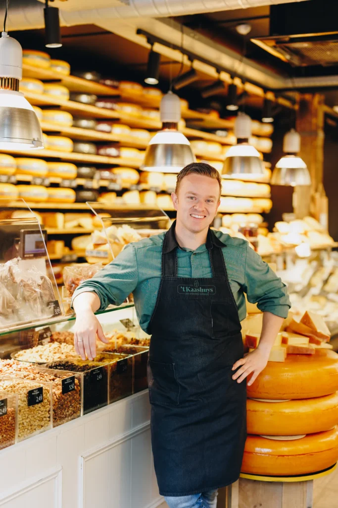 Mike Sturm in de winkel tussen de kaas