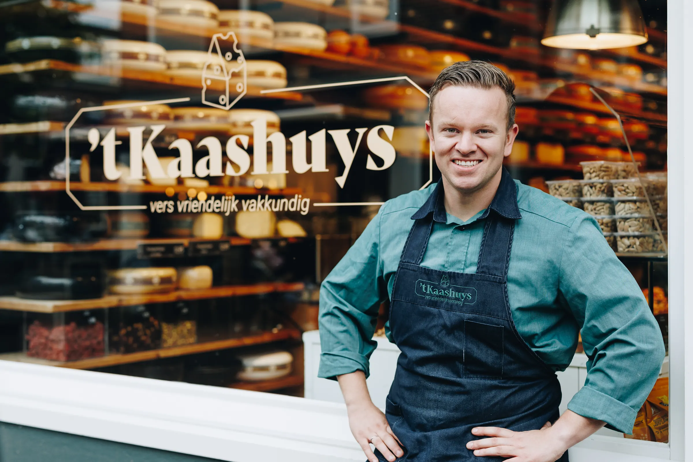 Mike Sturm voor de etalage van 't Kaashuys
