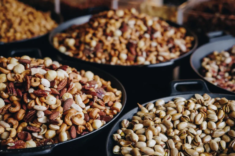 Bakken met verse noten in de winkel