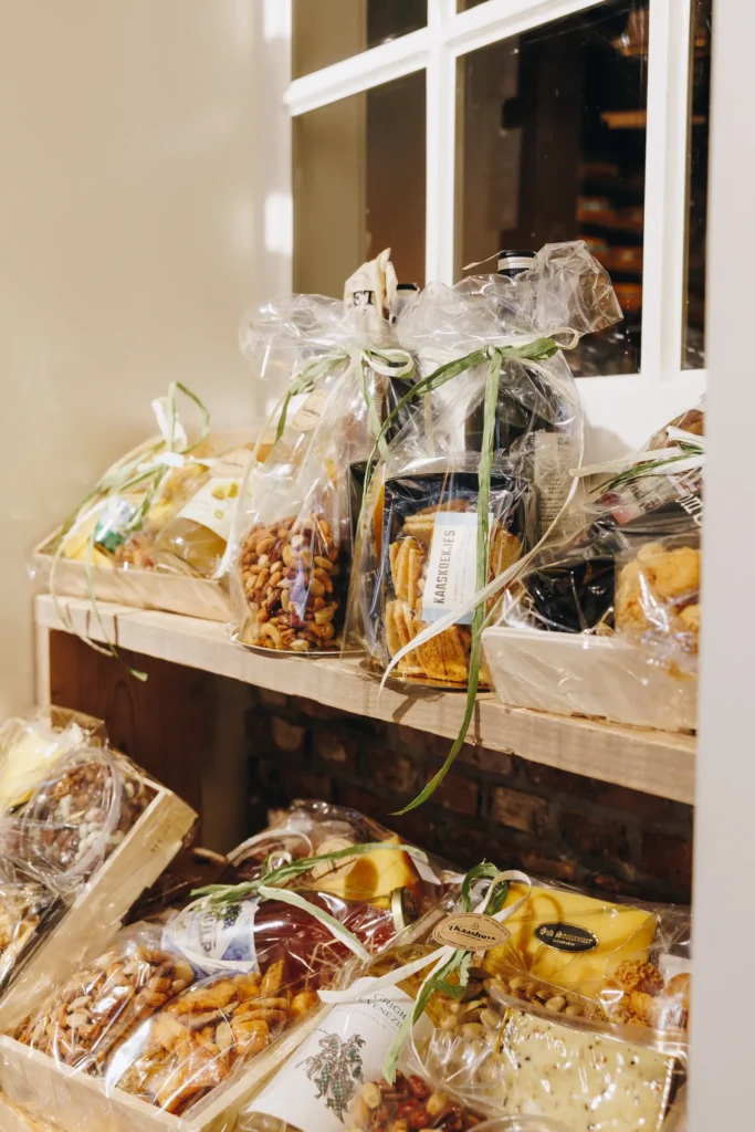 Pakketten en cadeaus op de plank in de winkel